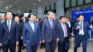 [Foto] Dirigentes vietnamitas visitan exposición sobre innovación y creatividad