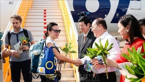 Karolina Agnieszka de Polonia es la turista internacional número 20 millones en visitar Vietnam en 2025. (Foto: VNA)
