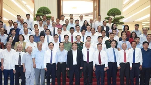 [Foto] Premier vietnamita sostiene encuentro con dirigentes de agencias periodísticas nacionales de diferentes etapas