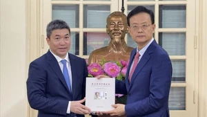 El presidente de la VUFO, Phan Anh Son (izquierda), y Wei Ran, director general de la Oficina de Asuntos Exteriores de la Región Autónoma Zhuang de Guangxi y presidente de la instancia local de la Asociación de Amistad del Pueblo Chino con el Extranjero. (Foto: Nhan Dan)