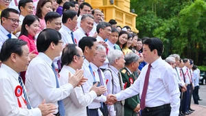 El presidente de Vietnam, Luong Cuong, se reúne con periodistas veteranos y destacados del país. (Fotografía: Nhan Dan)
