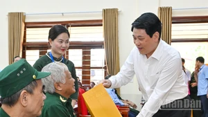 El presidente de Vietnam, Luong Cuong, entrega obsequios a excombatientes en el Centro de Rehabilitación para Veteranos de Guerra de Duy Tien. (Foto: Nhan Dan)