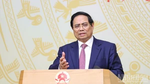 El primer ministro de Vietnam, Pham Minh Chinh, imparte directrices en la sesión. (Foto: Nhan Dan)