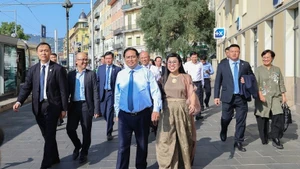 El primer ministro Pham Minh Chinh y su esposa recorren el casco antiguo de Niza. (Fotografía: VGP)