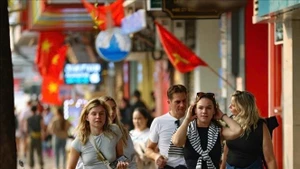 Turistas extranjeros visitan el casco antiguo de Hanói. (Foto: VNA)