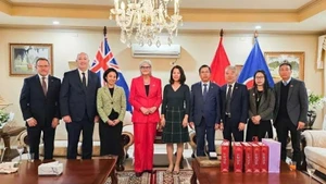 La gobernadora de Australia, Sam Mostyn (de traje rojo), posa junto al embajador de Vietnam ante el país oceánico, Pham Hung Tam, y los cónsules generales de Vietnam en las ciudades de Sídney y Perth. (Foto: Embajada de Vietnam en Australia)