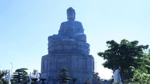 [Foto] Visita a la pagoda con la mayor estatua del Buda Amitābha de piedra verde en Vietnam