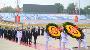 La delegación de dirigentes y exdirigentes de Vietnam en el acto de homenaje. (Foto: Nhan Dan)