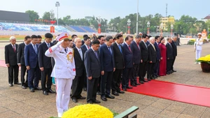 [Foto] Dirigentes del Estado y del Partido rinden homenaje al Presidente Ho Chi Minh