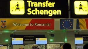 Una señal de dirección al espacio Schengen en el Aeropuerto Internacional Henri Coandă, en Rumanía, el 31 de marzo de 2024. (Foto: Xinhua/VNA)