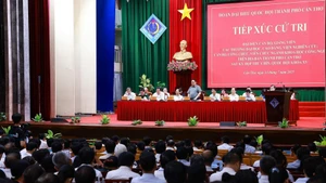 [Foto] Premier vietnamita dialoga con votantes en ciudad de Can Tho