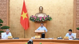[Foto] Premier vietnamita preside reunión ordinaria del Gobierno correspondiente al mes de julio