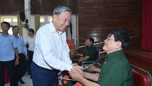 El secretario general del Partido Comunista de Vietnam, To Lam, se reúne con excombatientes en el Centro de Rehabilitación para Veteranos de Guerra de Thuan Thanh, en la provincia de Bac Ninh. (Foto: Nhan Dan)