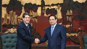 El primer ministro de Vietnam, Pham Minh Chinh (derecha), recibe al presidente de la Agencia Informativa Latinoamericana Prensa Latina, Jorge Legañoa Alonso. (Foto: Nhan Dan)