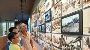 Películas documentales, diapositivas de objetos y documentos históricos digitalizados en el espacio expositivo del Museo de Da Nang. (Foto: VNA)
