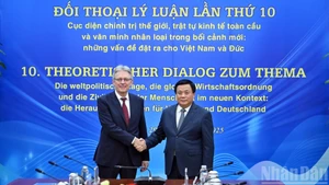 El jefe de la delegación del Partido Comunista de Vietnam, Nguyen Xuan Thang (derecha), y el jefe de la delegación del Partido Socialdemócrata de Alemania, Achim Post.