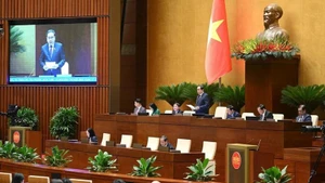 El presidente de la Asamblea Nacional de Vietnam, Tran Thanh Man, dirige una sesión de interpelaciones. (Fotografía: VNA)
