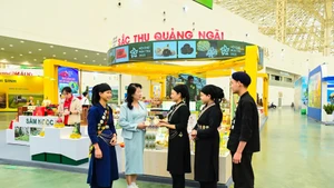 La zona de Quang Ngai divulga sobre la cultura, el turismo, la gastronomía, así como el potencial de esa provincia en calidad de destino de inversiones.