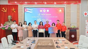 Representantes de la Agencia Vietnamita de Noticias entregan su donativo a la Cruz Roja de Vietnam. (Foto: VNA)