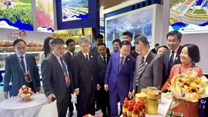 El vice primer ministro Tran Hong Ha visita el pabellón de Vietnam. (Fotografía: VNA)