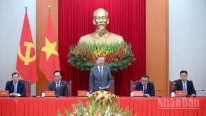 El secretario general del Partido Comunista de Vietnam, To Lam, habla en la reunión. (Foto: Nhan Dan)