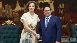 El primer ministro de Vietnam, Pham Minh Chinh, recibe a la directora general de la Unesco, Audrey Azoulay. (Fotografía: Nhan Dan)