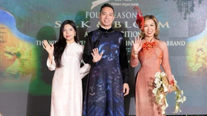 El diseñador Do Trinh Hoai Nam y la artesana Minnie Uyen Thai (derecha). (Foto: Nhan Dan)