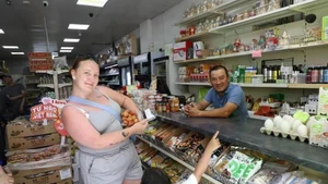Una consumidora británica busca lichis vietnamitas en una tienda. (Fotografía: VNA)