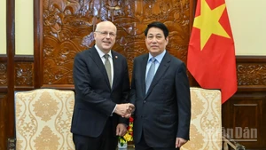 El presidente de Vietnam, Luong Cuong, recibe al embajador saliente de Finlandia, Keijo Norvanto. (Foto: Nhan Dan)