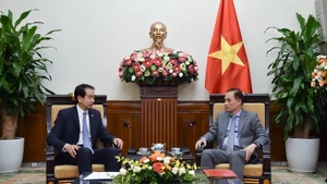 El ministro interino vietnamita de Relaciones Exteriores, Le Hoai Trung, recibe al embajador de China en Vietnam, He Wei. (Foto: Ministerio de Relaciones Exteriores de Vietnam)