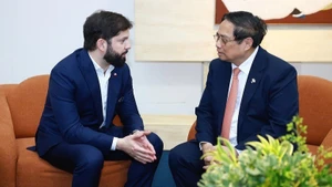 El primer ministro de Vietnam, Pham Minh Chinh (derecha), se reúne con el presidente de Chile, Gabriel Boric Font, en Río de Janeiro. (Fotografía: VGP)