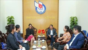 El vicepresidente permanente de la Asociación de Periodistas de Vietnam, Nguyen Duc Loi, recibe a la delegación china, encabezada por la responsable de redes sociales del Centro de Cooperación Internacional del Grupo de la Prensa Diaria de Yunnan, Wang Huan. (Foto: VNA)