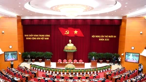 [Foto] Clausuran decimotercer pleno del Comité Central del Partido Comunista de Vietnam del XIII mandato