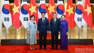 El presidente de la Asamblea Nacional de Vietnam, Tran Thanh Man, y su cónyuge, Nguyen Thi Thanh Nga, posan junto al titular de la Asamblea Nacional de Corea del Sur, Woo Won Shik, y su cónyuge, Shin Kyunghye.