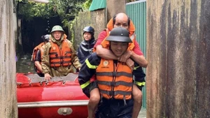 Las fuerzas competentes apoyan a pobladores afectados por las inundaciones. (Foto: VNA)