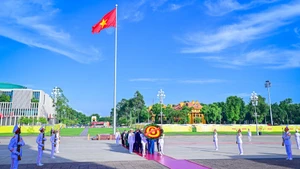 [Foto] Dirigente parlamentario de Cuba rinde homenaje al Presidente Ho Chi Minh