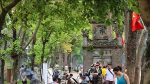 Las calles peatonales que rodean el lago Hoan Kiem son muy frecuentadas por visitantes nacionales e internacionales. (Foto: VNA)