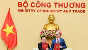 El viceministro de Industria y Comercio de Vietnam Truong Thanh Hoai y su homólogo ruso Aleksey Gruzdev en el acto de rúbrica. (Foto: congthuong.vn)