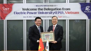 El rector de la EPU, Dinh Van Chau, y su par de la UST, Dae-Im Kang. (Fotografía: daibieunhandan.vn)