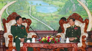 El ministro de Defensa de Laos, teniente general Khamliang Outhakaysone (derecha), recibe al viceministro de Defensa de Vietnam, teniente general Nguyen Truong Thang. (Foto: VNA)