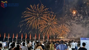 Una de las atracciones más populares son los impresionantes espectáculos de fuegos artificiales que iluminan las noches de los martes, jueves y sábados. (Foto: VNA)