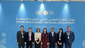 La viceministra de Relaciones Exteriores Nguyen Minh Hang (centro) encabeza la delegación vietnamita. (Foto: VNA)