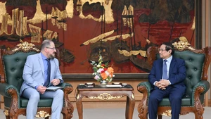 El primer ministro de Vietnam, Pham Minh Chinh (derecha), conversa con el presidente y director ejecutivo de Qualcomm, Cristiano Amon. (Foto: Nhan Dan)