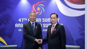 El ministro de Relaciones Exteriores de Vietnam, Le Hoai Trung (derecha), y su homólogo singapurense, Vivian Balakrishnan. (Foto: Ministerio de Relaciones Exteriores de Vietnam)