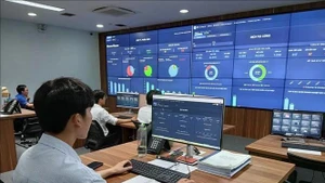 Monitorean la recepción de solicitudes en línea y del progreso de su procesamiento en el Centro de Operaciones y Monitoreo Inteligente de la ciudad de Da Nang. (Fotografía: VNA)