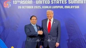 El primer ministro de Vietnam, Pham Minh Chinh, y el presidente de Estados Unidos, Donald Trump, se reúnen al margen de la 13ª Cumbre Asean – Estados Unidos. (Foto: VNA)