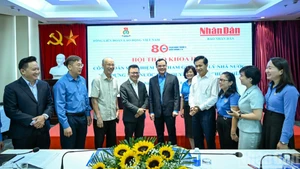 [Foto] Seminario sobre tareas del sindicato vietnamita en construcción del Estado socialista de derecho, coordinado por Nhan Dan