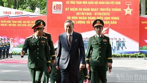 El secretario general del Partido Comunista de Vietnam, To Lam, asiste a la conmemoración del 80º aniversario del Día del Estado Mayor General del Ejército Popular de Vietnam.