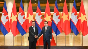El presidente de la Asamblea Nacional de Vietnam, Tran Thanh Man, se reúne con el titular del Partido Popular de Camboya y presidente del Senado de ese país, Hun Sen. (Foto: Nhan Dan)