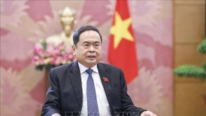 El presidente de la Asamblea Nacional de Vietnam, Tran Thanh Man, responde a preguntas de la prensa. (Foto: VNA)